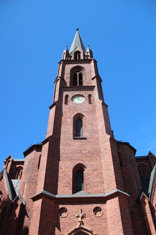 (7) Klosterkirche mit Resten der Klostermauer