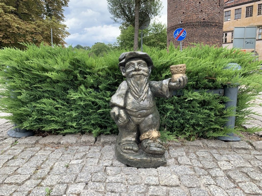 (1) Skulptur eines Zwergs