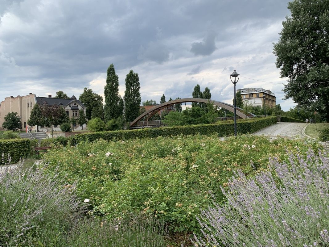 Bild: Fußgängerbrücke von der Theaterinsel nach Guben