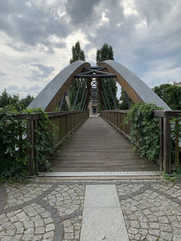 Bild: Fußgängerbrücke von der Theaterinsel nach Guben