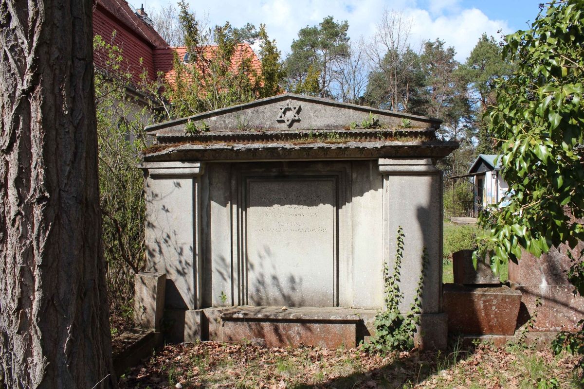 (6) Bergkapelle mit Jüdischem Friedhof und Kriegsdenkmal