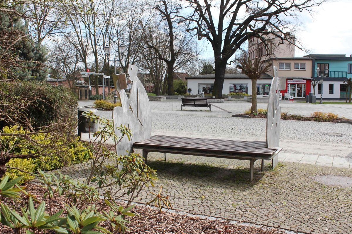 (2) Skulptur Denkerbank (Bankleser-Lesebank)