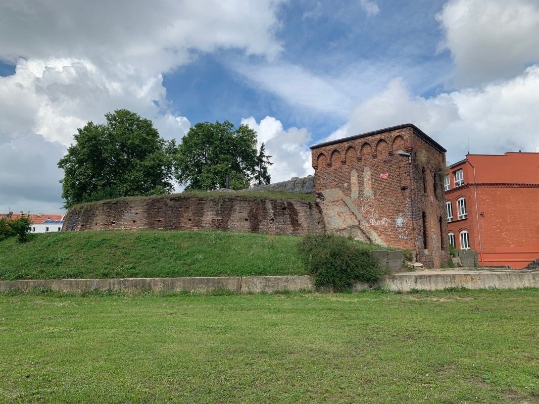 (4) Das Gebäude und der Hauptwassertank des ehemaligen, städtischen Wasserversorgungssystems aus dem 19. Jahrhundert