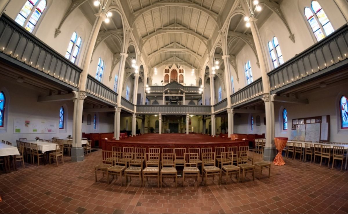 (1) Klosterkirche mit Resten der Klostermauer