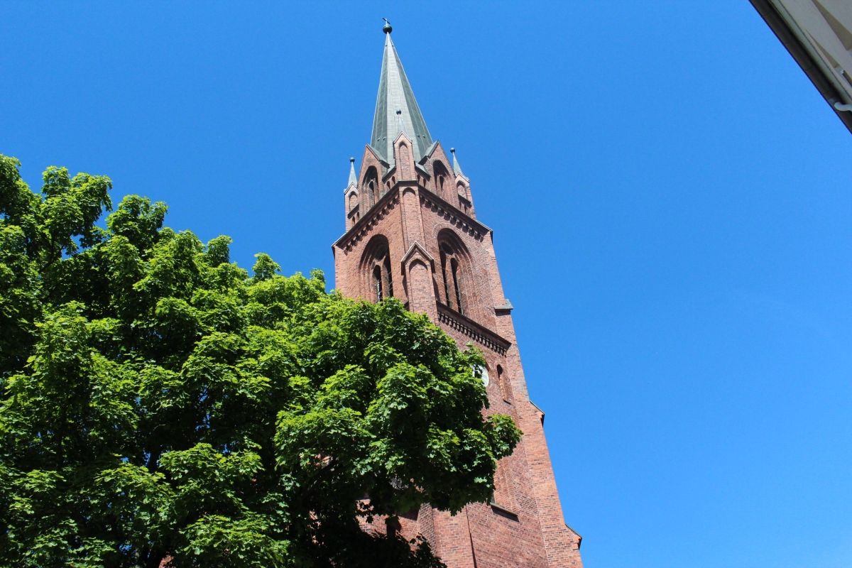 (5) Klosterkirche mit Resten der Klostermauer