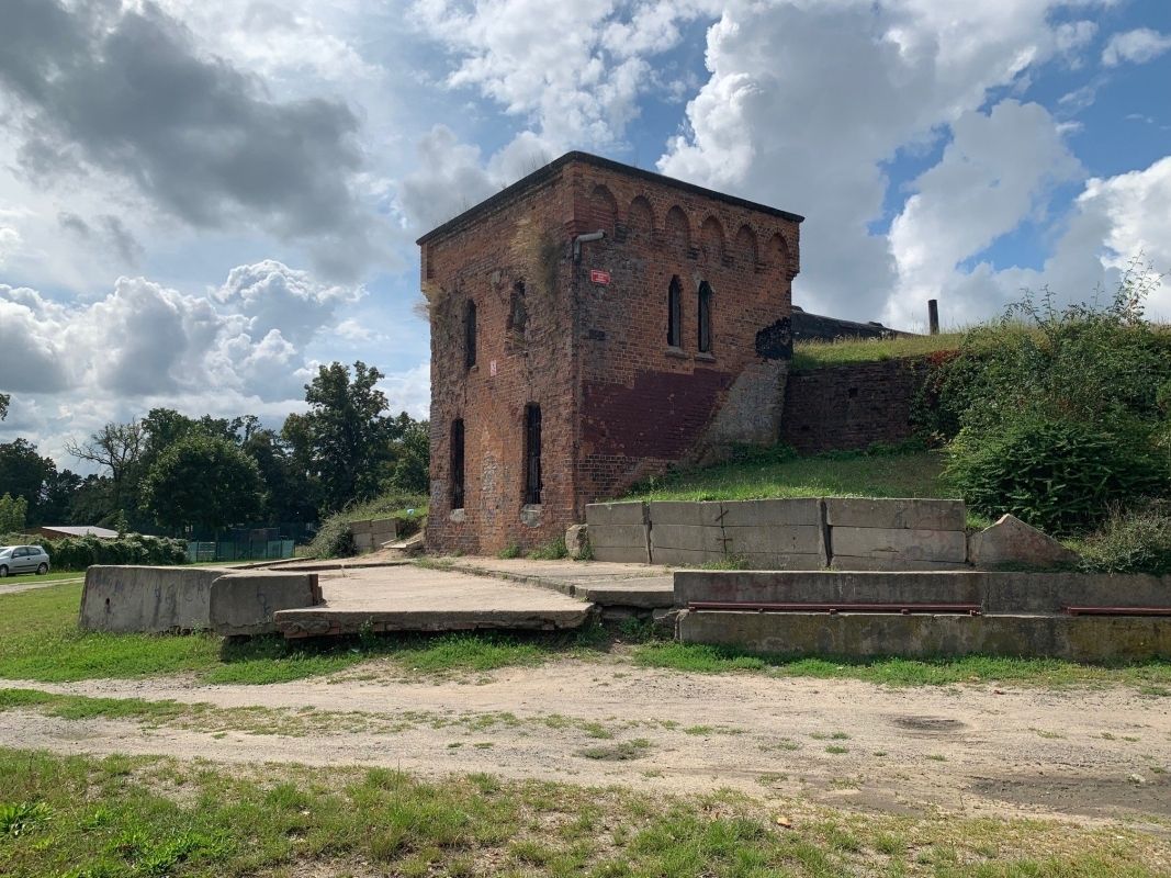 (1) Das Gebäude und der Hauptwassertank des ehemaligen, städtischen Wasserversorgungssystems aus dem 19. Jahrhundert