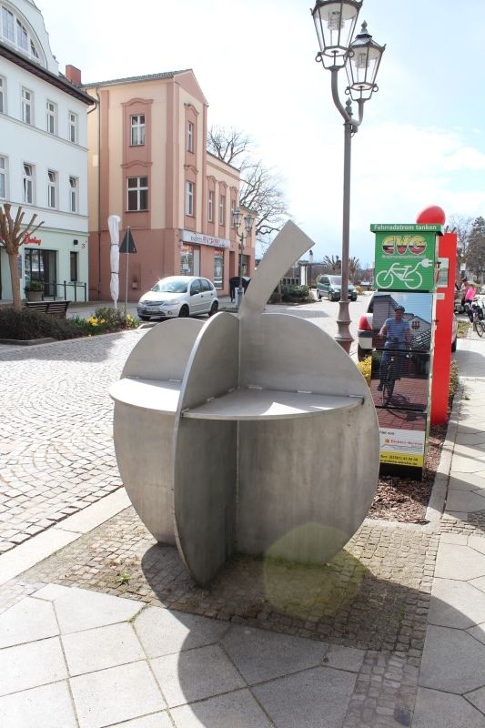 (2) Sculture Apple Table (Ger. Apfeltisch)