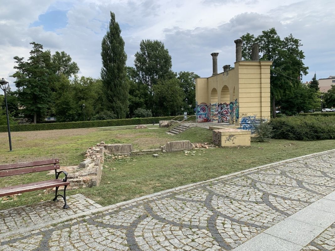 (5) Theater Island with the remains of the former City Theater