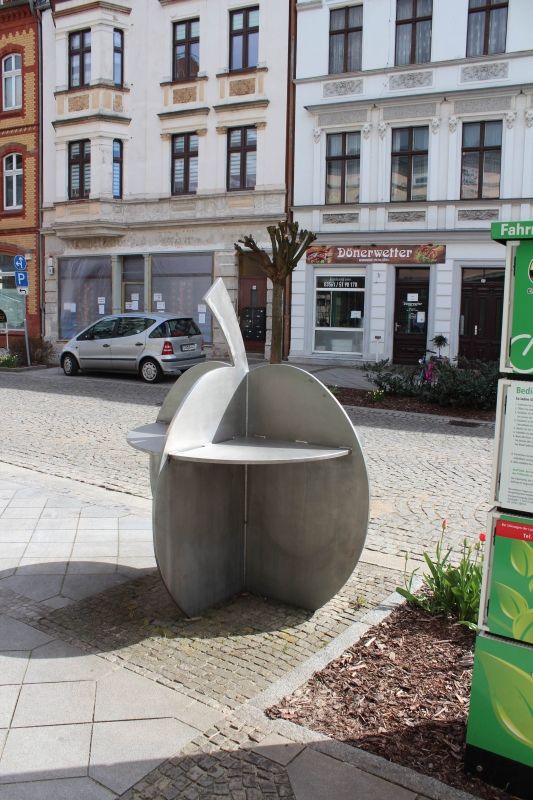 Sculture Apple Table (Ger. Apfeltisch)