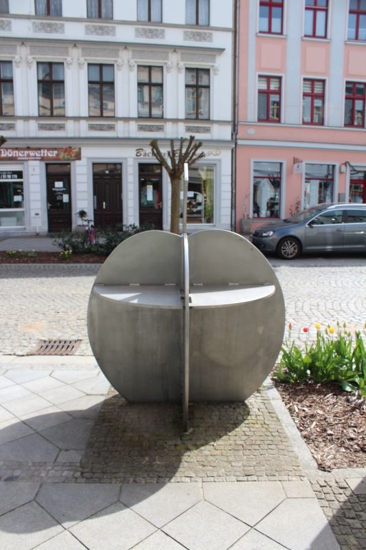 (1) Skulptur Apfeltisch