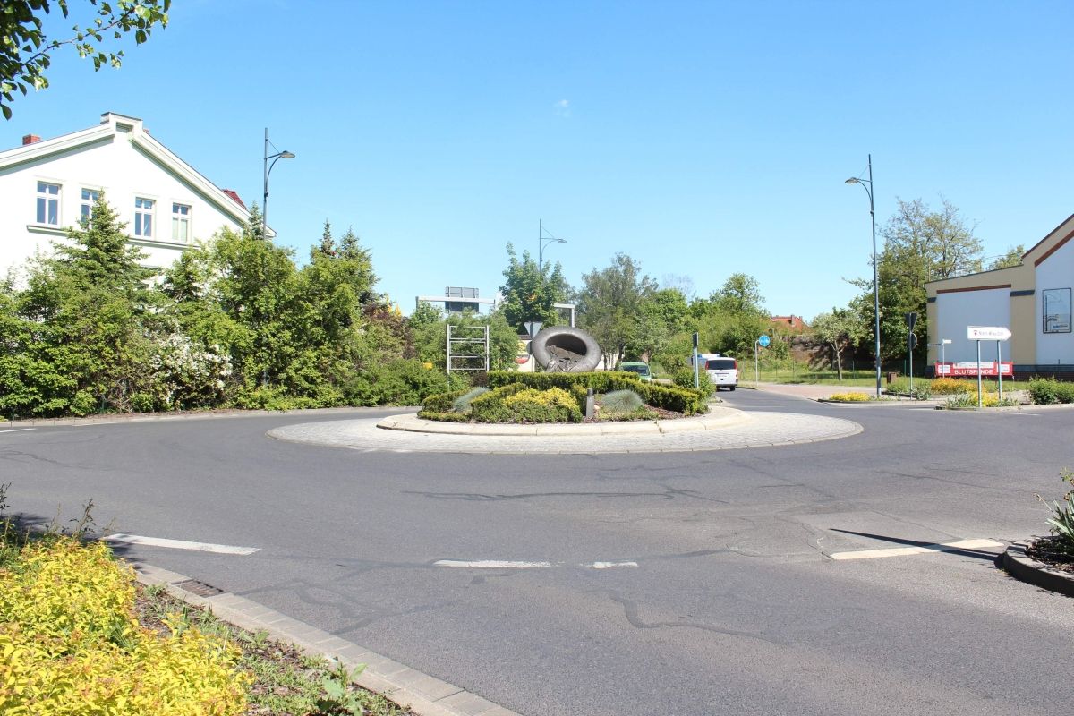 (2) Skulptur Gubener Hut im Kreisverkehr