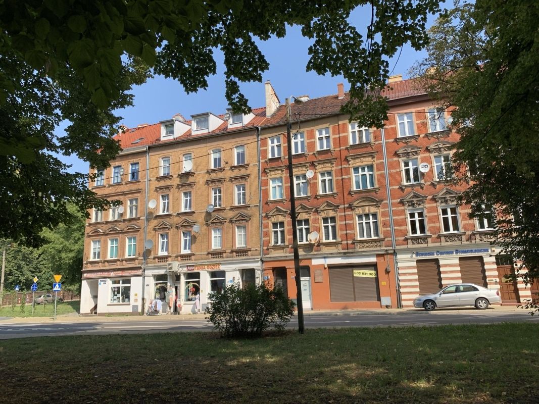 (1) Erinnerungstafeln am langjährigen Wohnhaus von Karl Gander