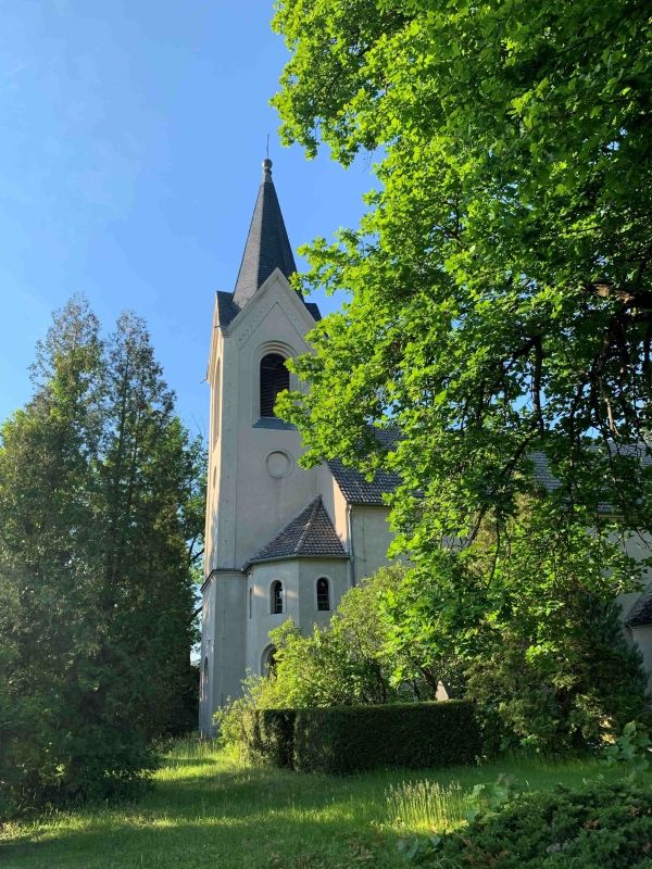 Kirche Groß Breesen mit Taufengel, Kriegsdenkmal, Friedenseiche