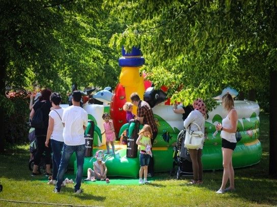 Bild: Kinder auf einer Hüpfburg im Park