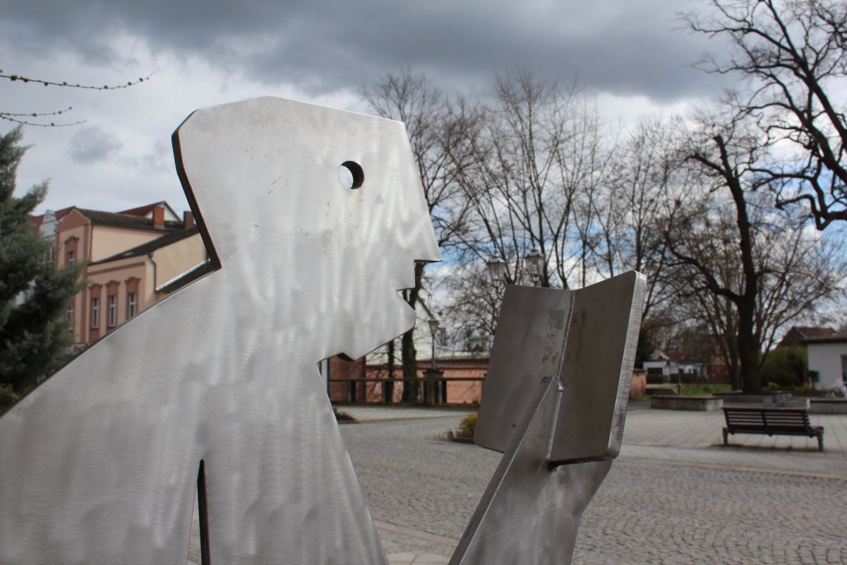 (3) Skulptur Denkerbank (Bankleser-Lesebank)