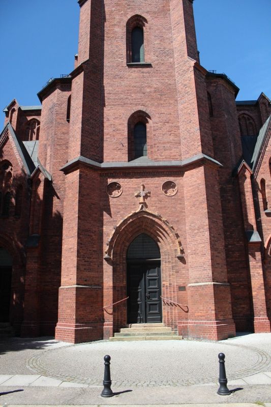 (6) Klosterkirche mit Resten der Klostermauer