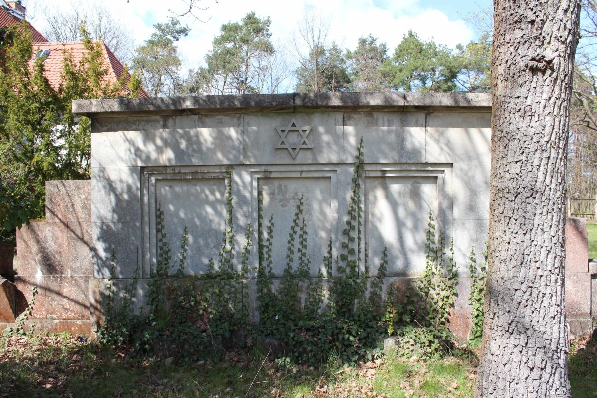 (5) Bergkapelle mit Jüdischem Friedhof und Kriegsdenkmal