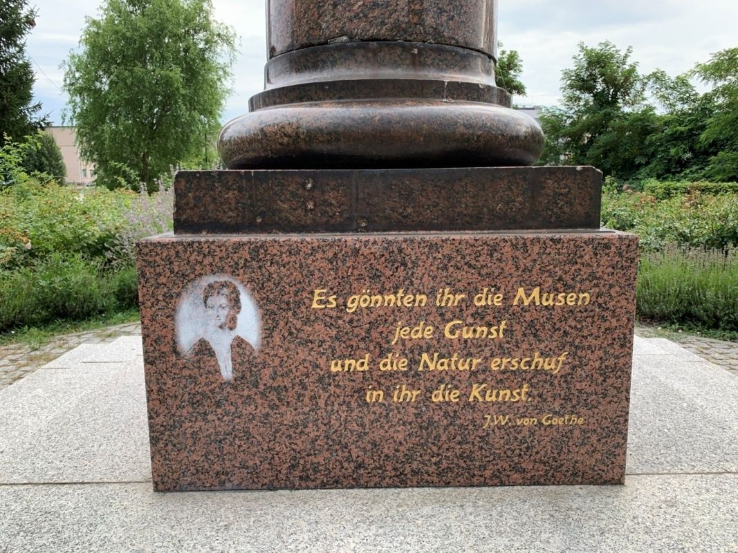 (1) Corona-Schröter-Skulptur auf der Theaterinsel