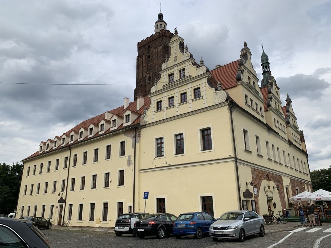 Ratusz (obecnie Miejska Biblioteka Publiczna, Biblioteka Pedagogiczna, Gubi?ski Dom Kultury, galeria »Ratusz« oraz restauracja »Tercet«)