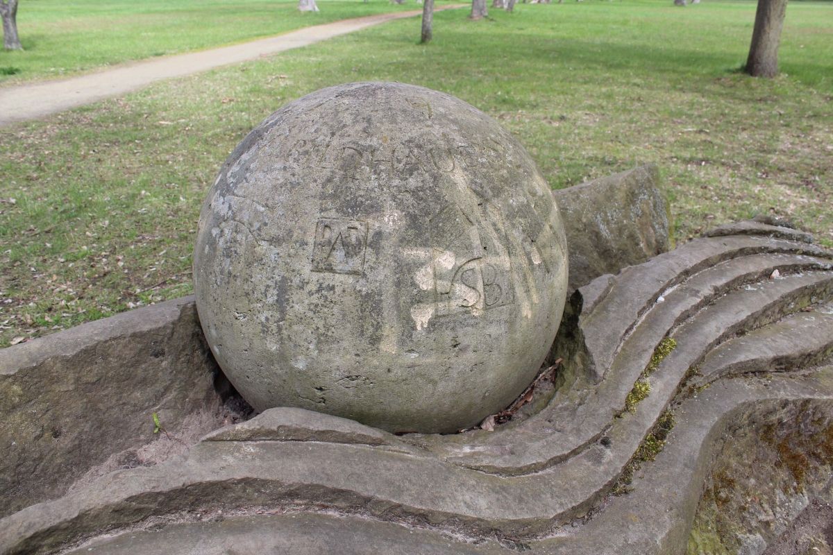 (2) Skulptur Zeichen der Welt