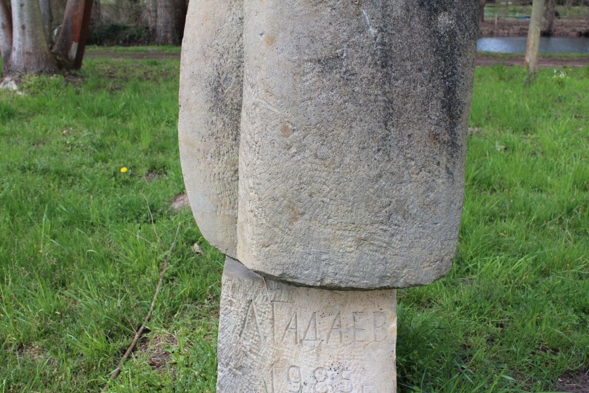 (1) Skulptur Sinnender (Musizierende Puppe oder Musikant)