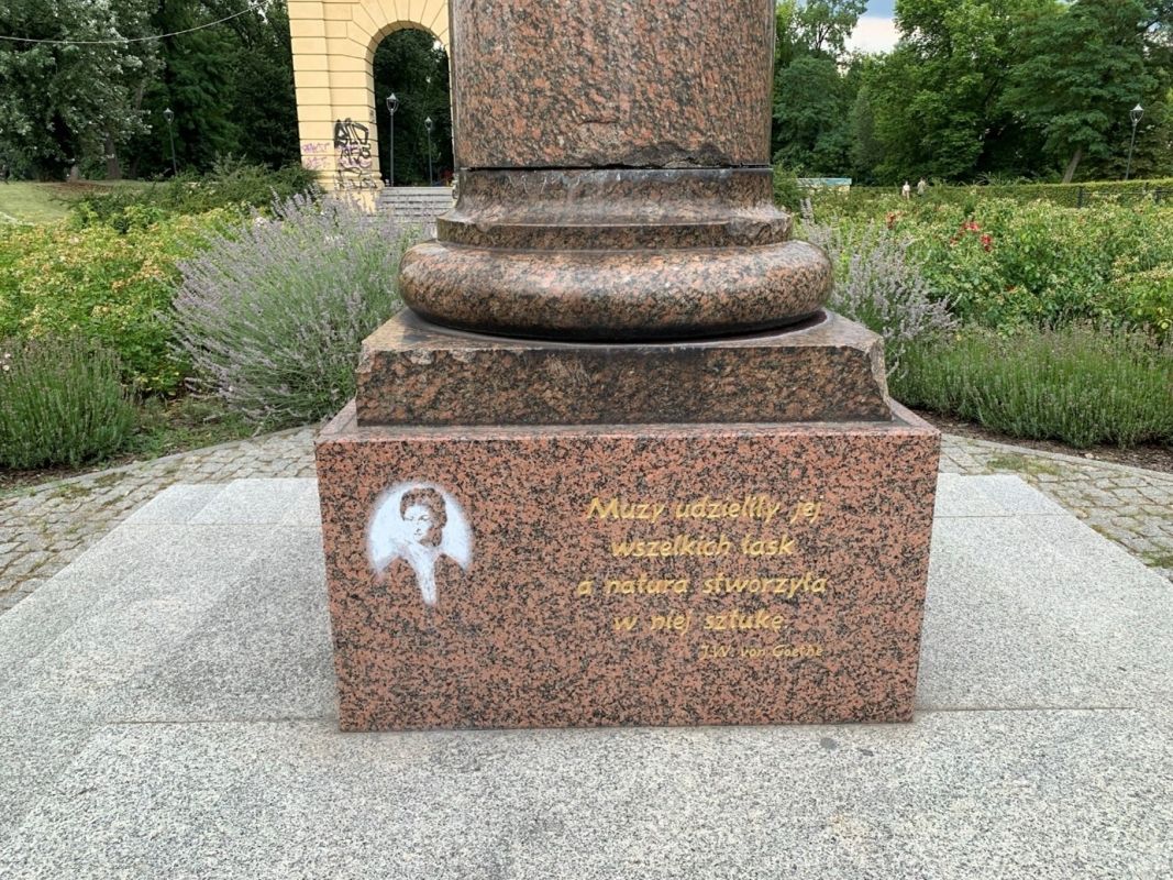 (2) Corona-Schröter-Skulptur auf der Theaterinsel