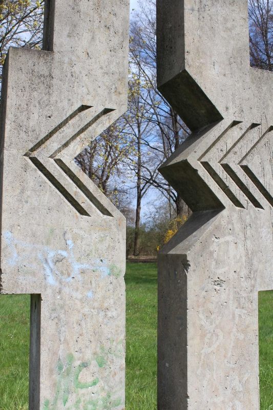 (2) Skulptur Zeichen der Liebe