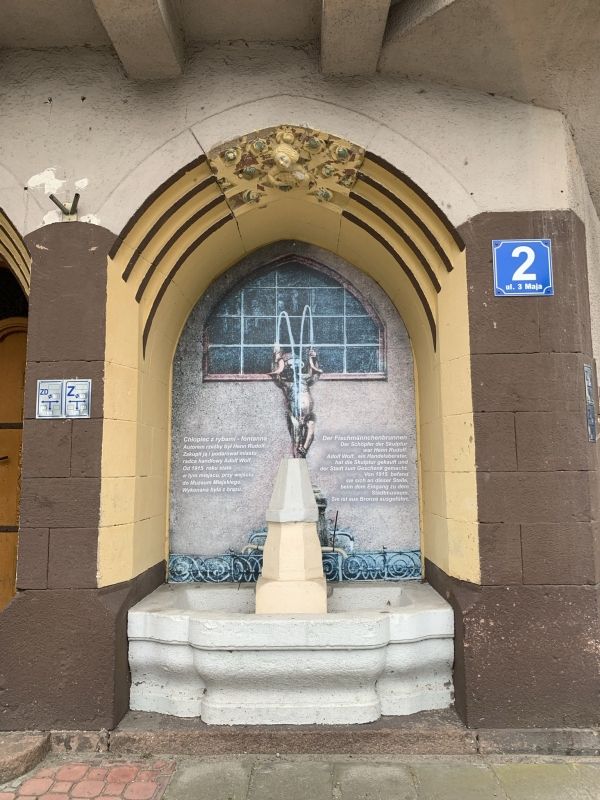 (2) Stadtmuseum und die Museumskammer des Vereins der Freunde der Region Gubin (pol. Stowarzyszenie Przyjaciół Ziemi Gubińskiej)