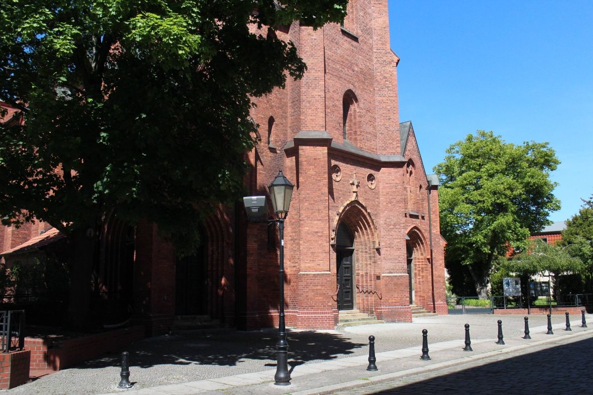 (4) Klosterkirche mit Resten der Klostermauer