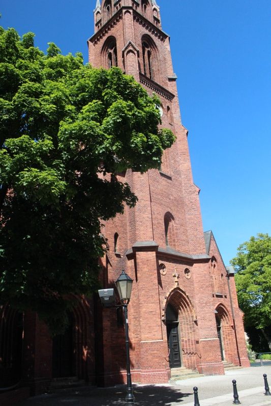 (3) Klosterkirche mit Resten der Klostermauer