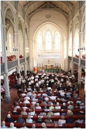 Bild: Senioren sitzen in der Kirche auf Bänken