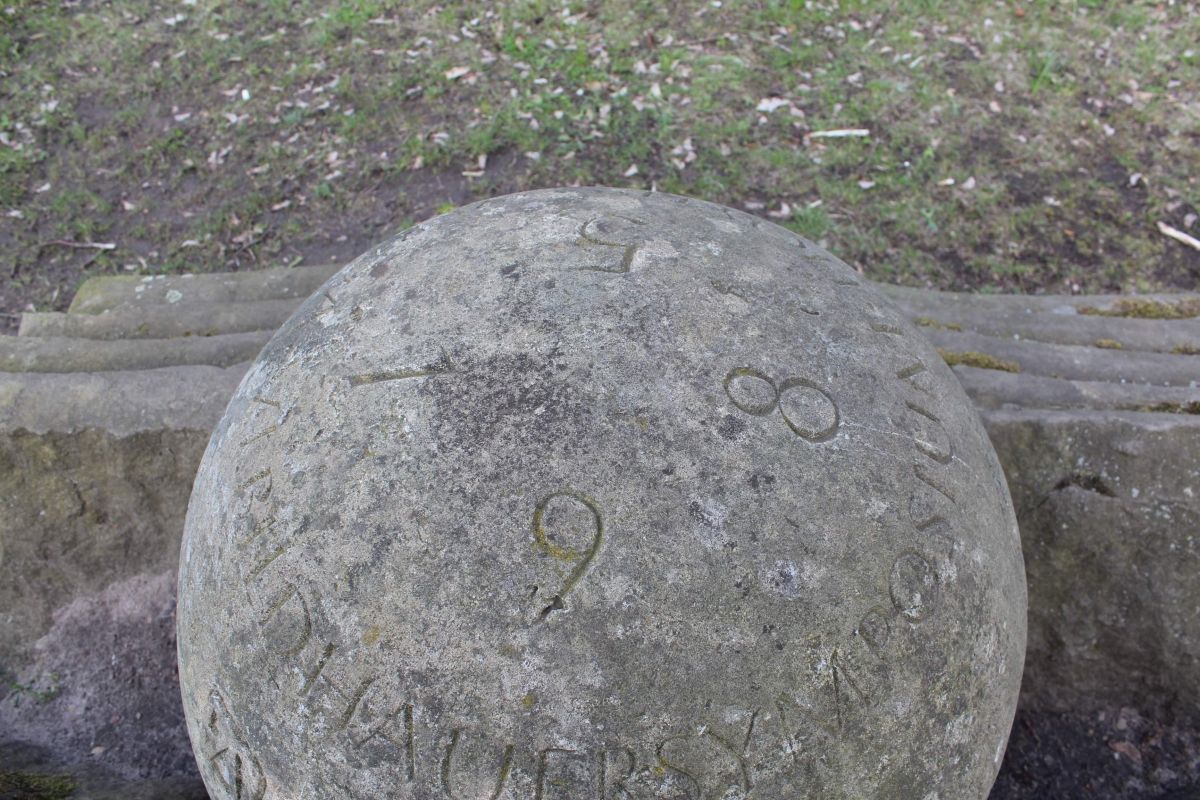 (4) Skulptur Zeichen der Welt