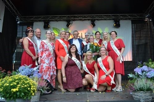 Bild: Damen mit Shärpen auf einer Bühne beim Guben-Gubiner Appelfest