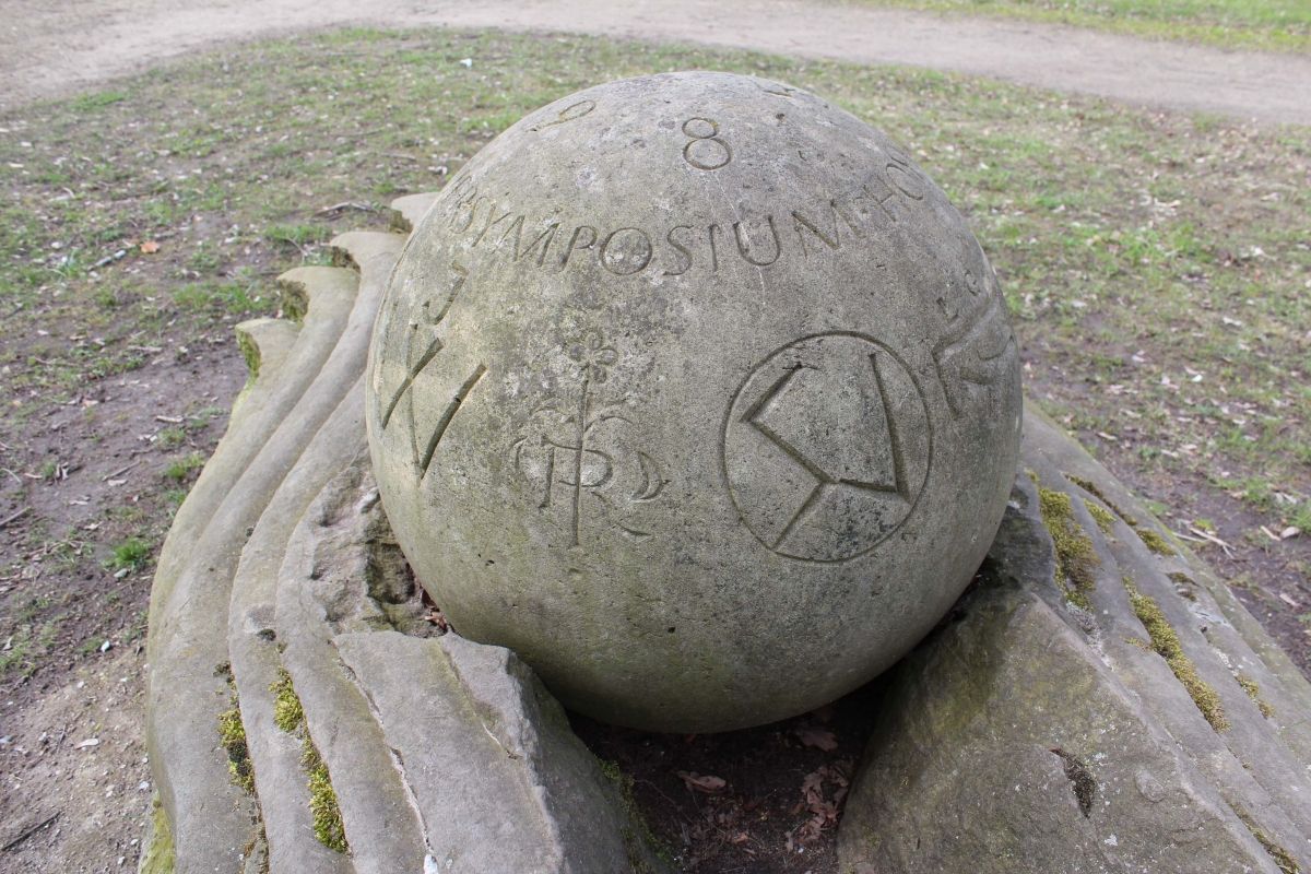 (3) Skulptur Zeichen der Welt