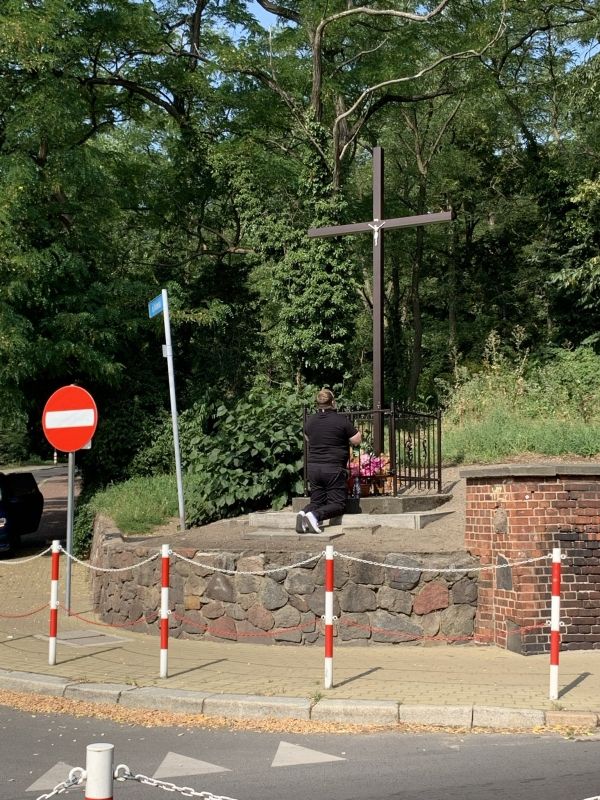 (1) Kreuz zum Gedenken an evangelische Kirche aus dem 17. Jahrhundert