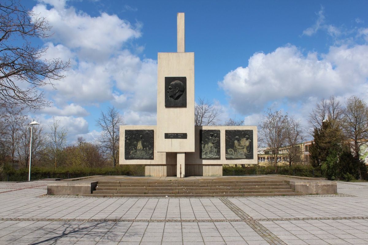 (8) Gedenkstein Ensemble Wilhelm-Pieck (Wilhelm-Pieck-Denkmal)