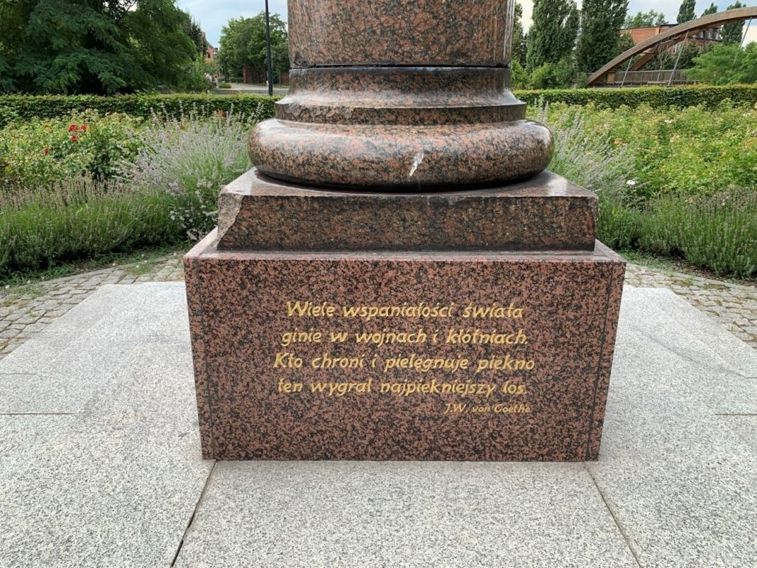 (4) Corona-Schröter-Skulptur auf der Theaterinsel