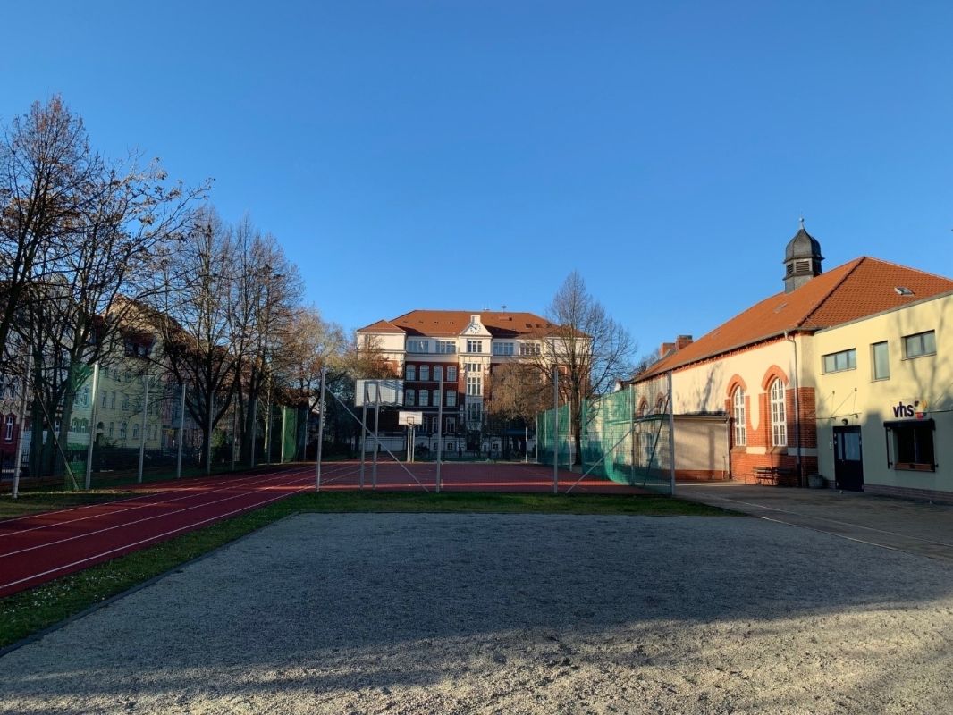 (5) Schulgebäude und Turnhalle mit Gedenktafel