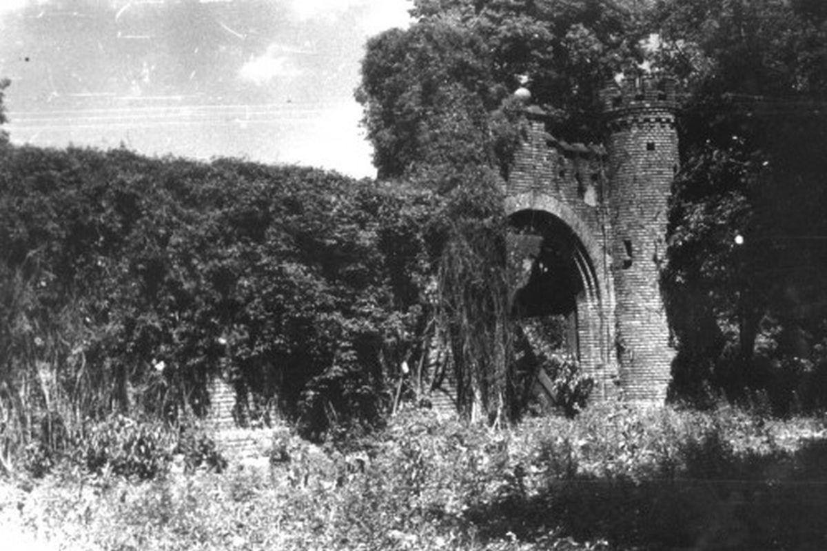 Neo-Gothic ornamental gate