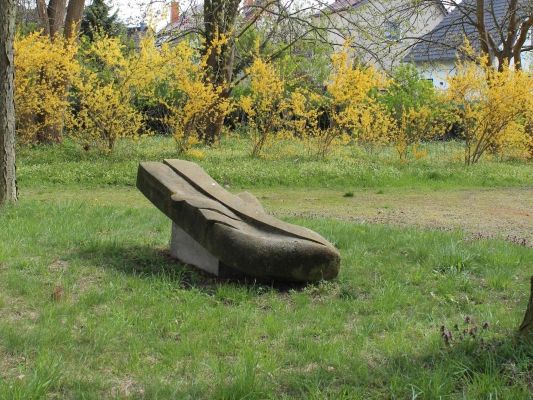 Rzeźba pt. Żółty Jesienny Liść (niem. Gelbes herbstliches Blatt)