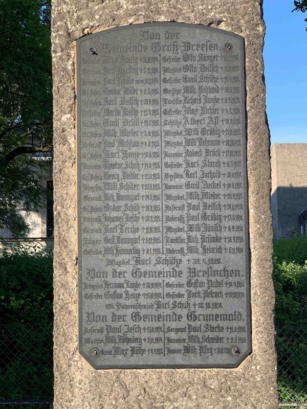 (4) Kirche Groß Breesen mit Taufengel, Kriegsdenkmal, Friedenseiche