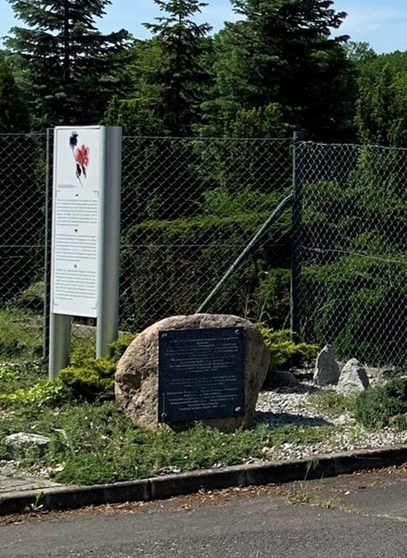 (1) Gedenktafel zur Erinnerung an die Gefangenen und Opfer des ehemaligen Gemeinschaftslagers im Koenigpark